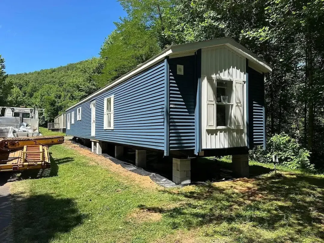 Interstate mobile home movers delivering a manufactured home to its new site