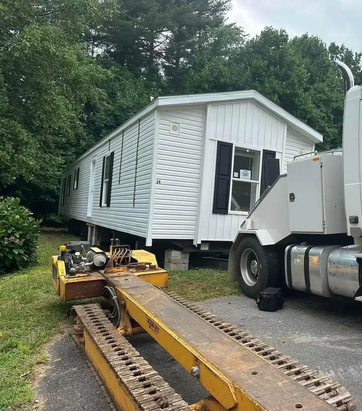 contact mobile home movers team with specialized transport equipment in Virginia ready for interstate move